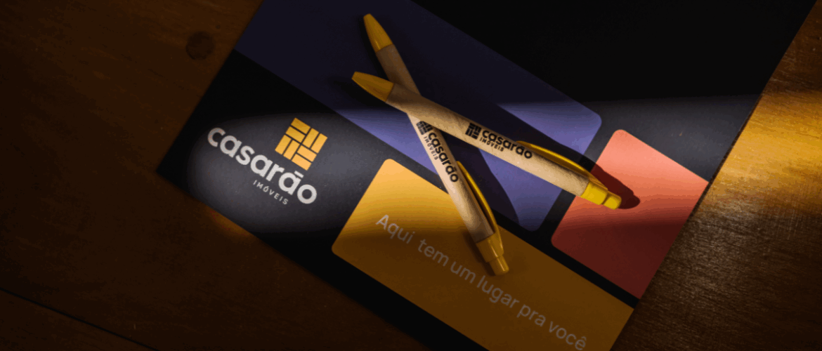 casarão imóveis imobiliária em pelotas imagem de uma pasta institucional com duas canetas posicionadas em cima com a marca da casarão