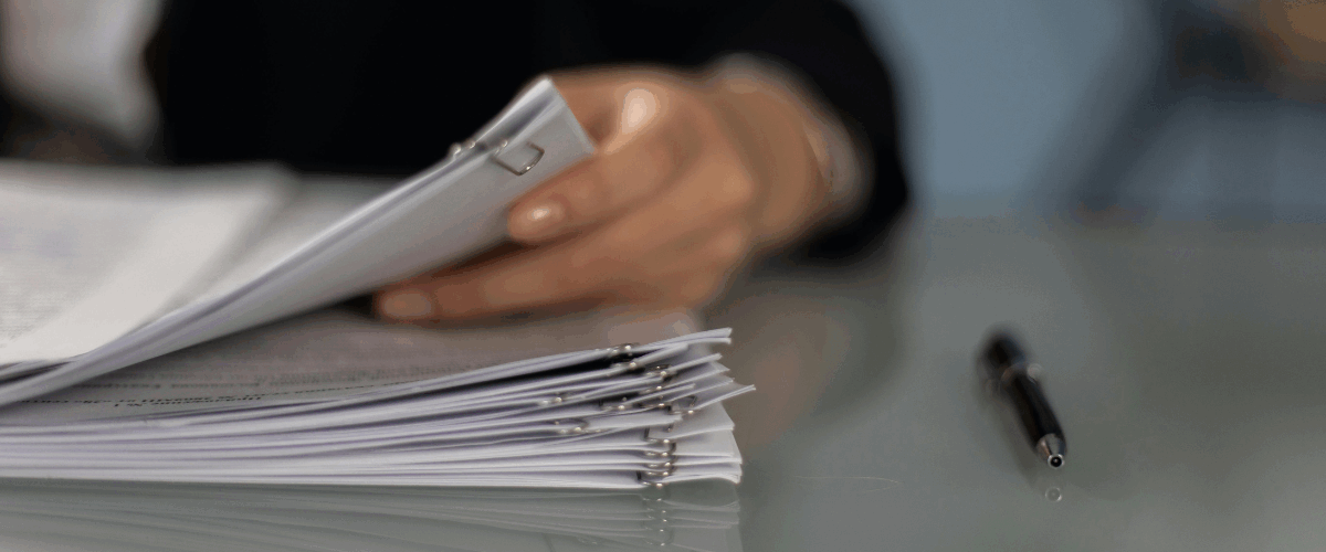 pessoas olhando uma pilha de documentos