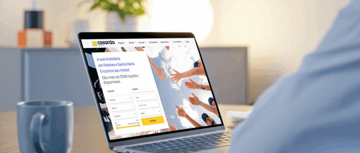 pessoa acessando o site de casarão imóveis