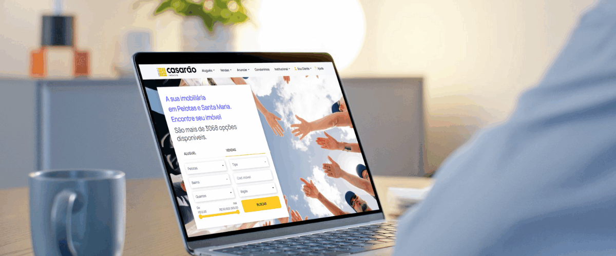 pessoa acessando o site de casarão imóveis