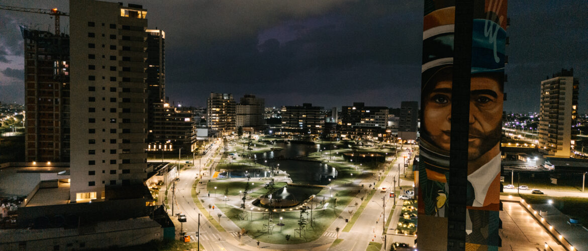 imagem aérea noturna do parque com destaque para o empreendimento Canto