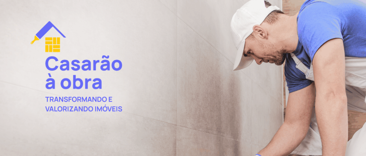 homem fazendo reparos no rodapé de um imóvel com o logo do casarão à obra o lado