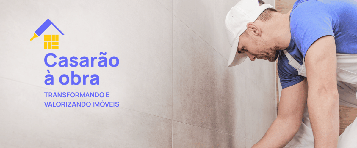 homem fazendo reparos no rodapé de um imóvel com o logo do casarão à obra o lado
