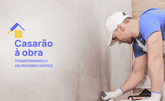 homem fazendo reparos no rodapé de um imóvel com o logo do casarão à obra o lado