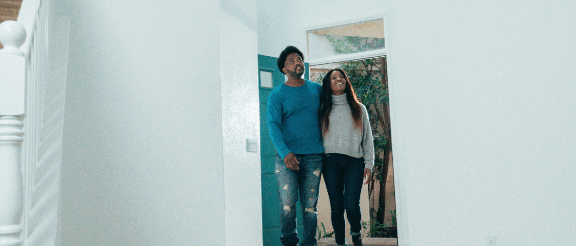 casal observando imóvel na primeira visita