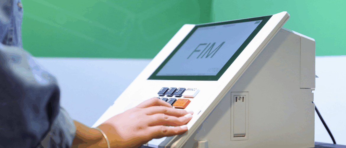 pessoa utilizando a urna eletrônica