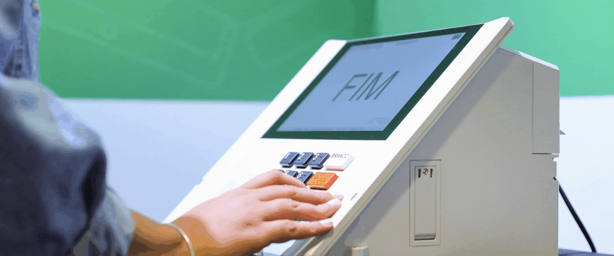 pessoa utilizando a urna eletrônica