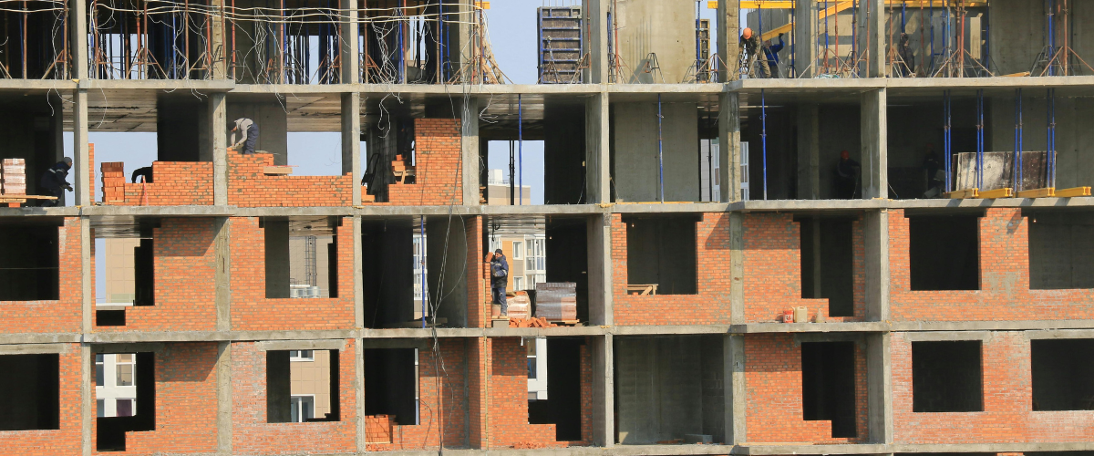 imagem de um prédio em construção