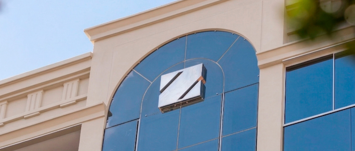 imagem da fachada do residencial miguel zabaleta dando destaque para o letreiro com "Z", característico dos empreendimentos Zabaleta