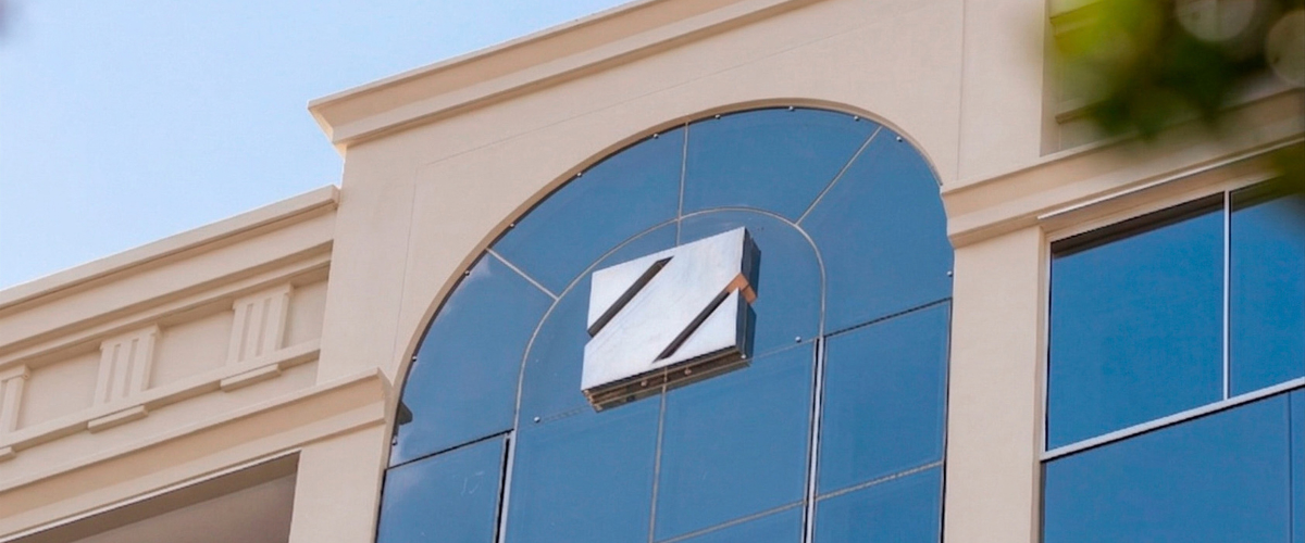 imagem da fachada do residencial miguel zabaleta dando destaque para o letreiro com "Z", característico dos empreendimentos Zabaleta