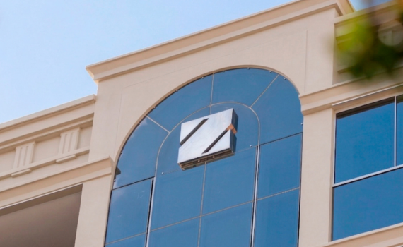 imagem da fachada do residencial miguel zabaleta dando destaque para o letreiro com "Z", característico dos empreendimentos Zabaleta